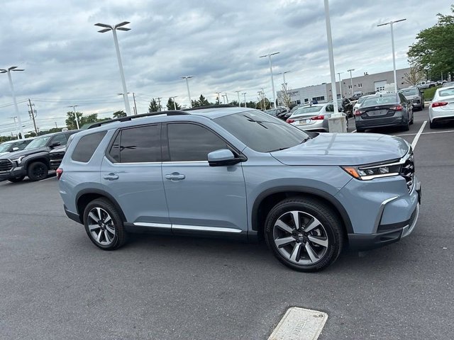 Used 2025 Honda Pilot Touring image 3