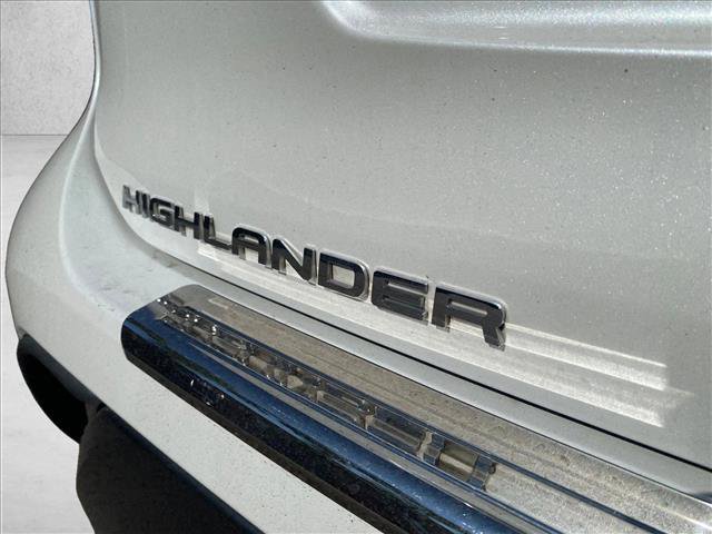 Used 2023 Toyota Highlander Bronze Edition FWD image 30