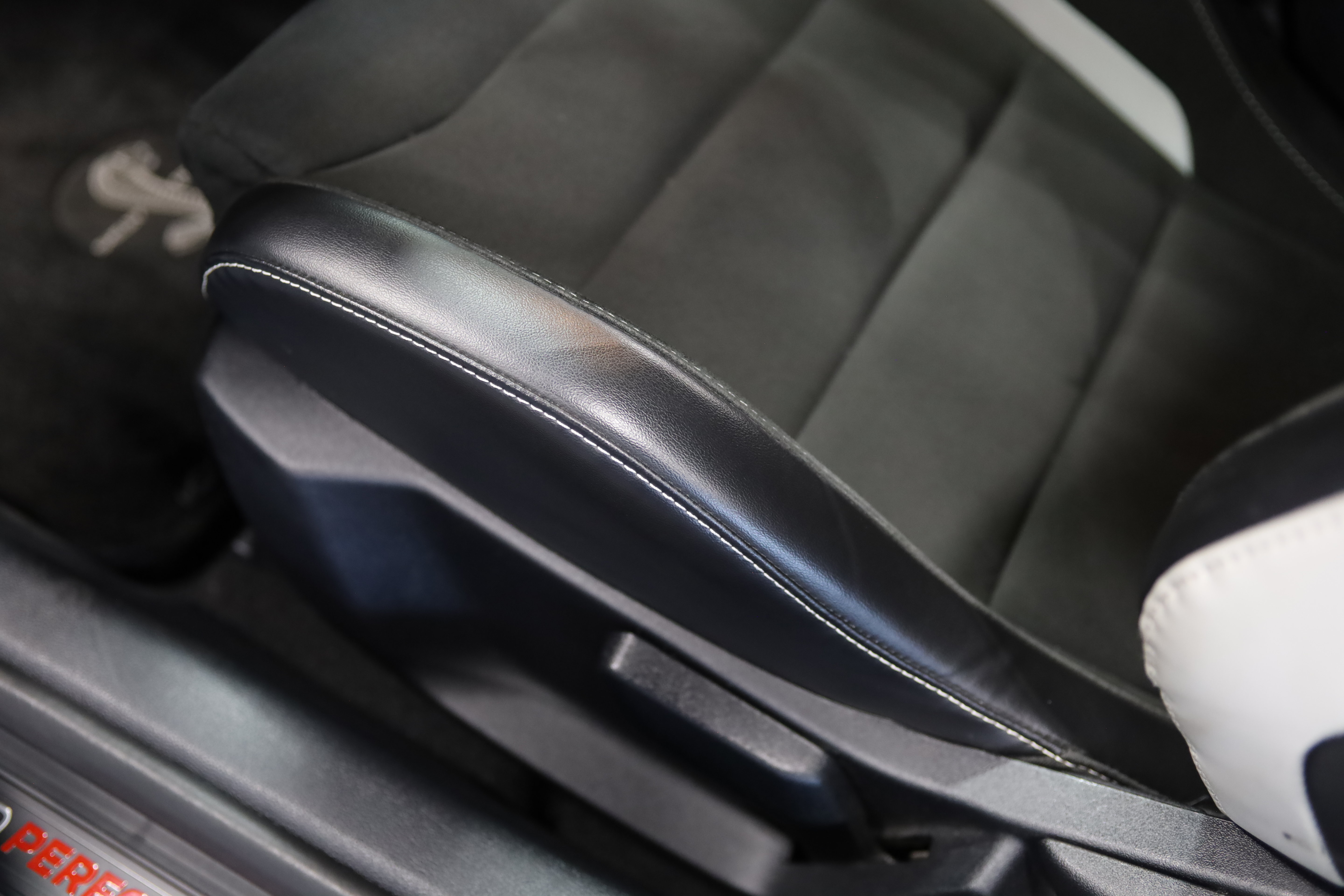 Used 2021 Ford Mustang Shelby GT500 w/ Carbon Fiber Track Pack RWD image 18