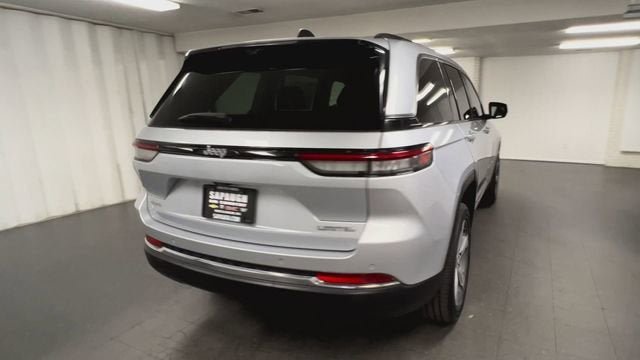 Used 2022 Jeep Grand Cherokee Limited w/ Luxury Tech Group II AWD/4WD image 8