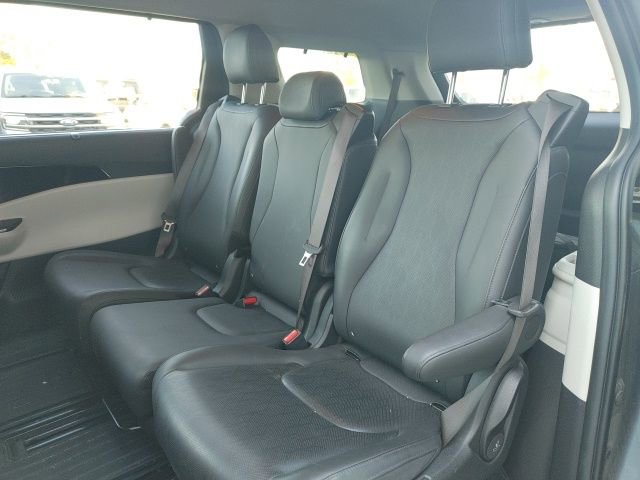Used 2024 Kia Carnival EX image 11
