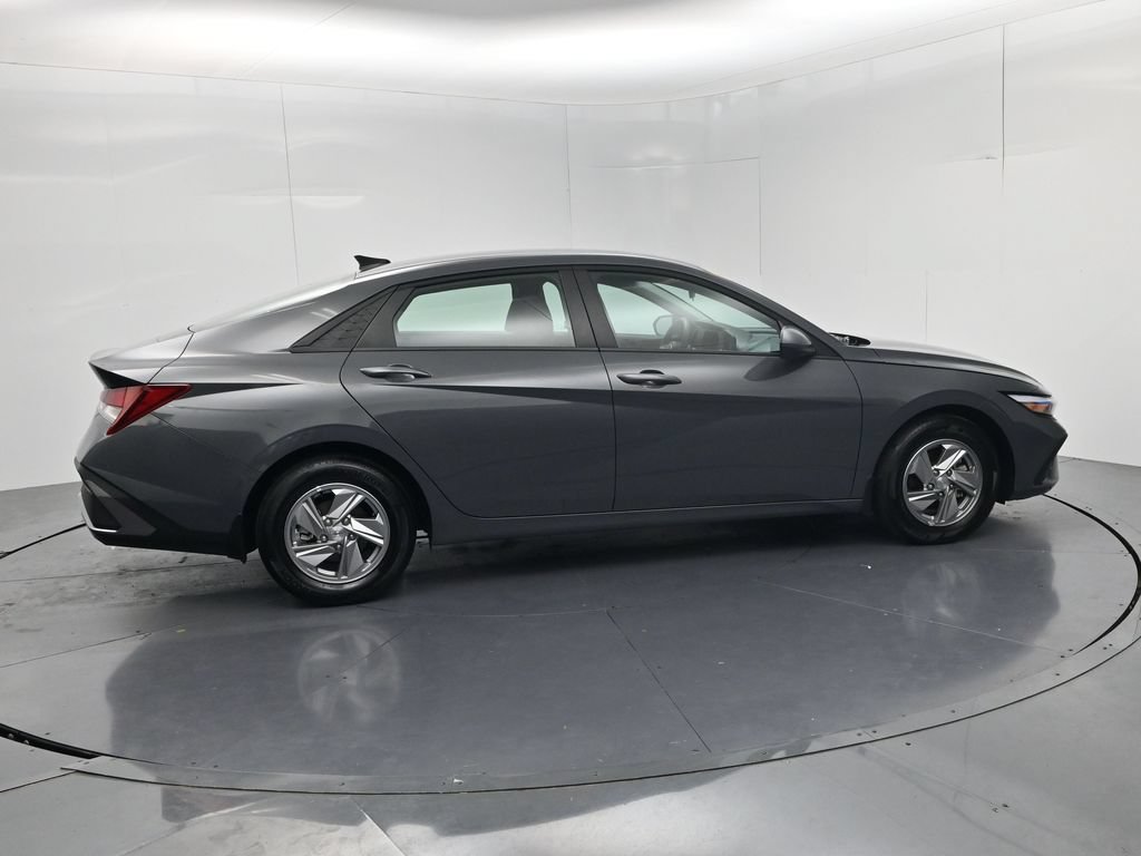 Used 2025 Hyundai Elantra SE FWD image 8
