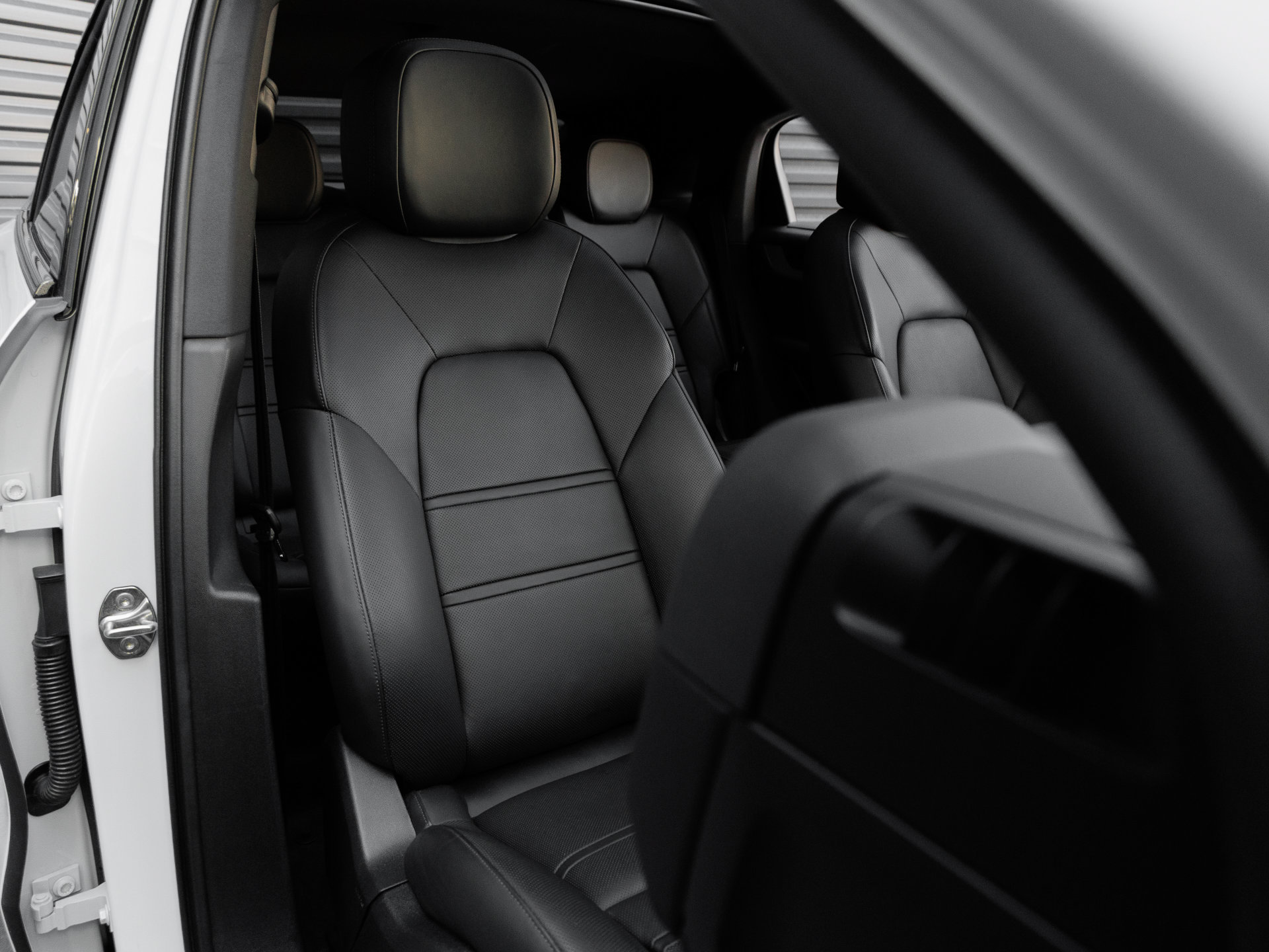 Certified 2025 Porsche Cayenne Coupe AWD/4WD image 38