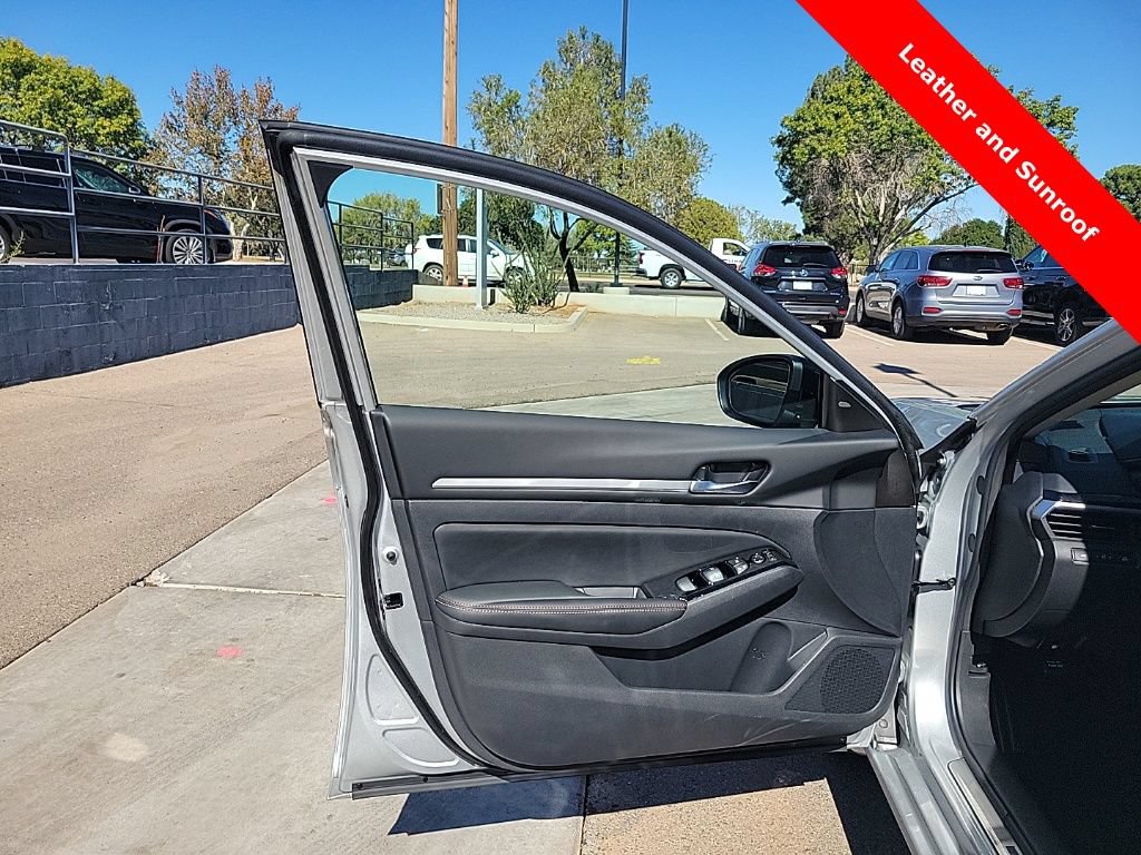 New 2025 Nissan Altima 2.5 SR w/ SR Premium Package FWD image 11