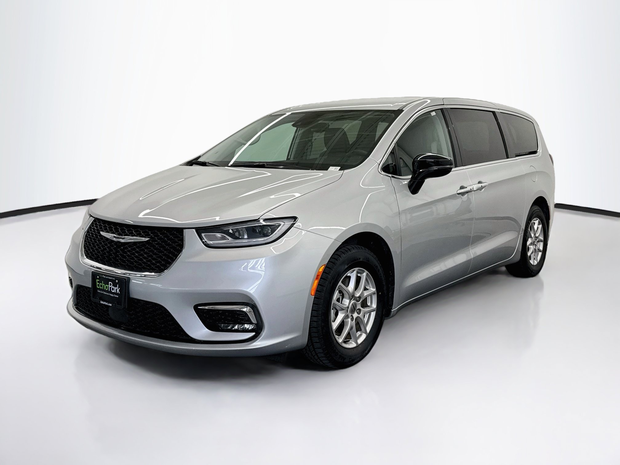 Used 2024 Chrysler Pacifica Touring-L FWD image 3
