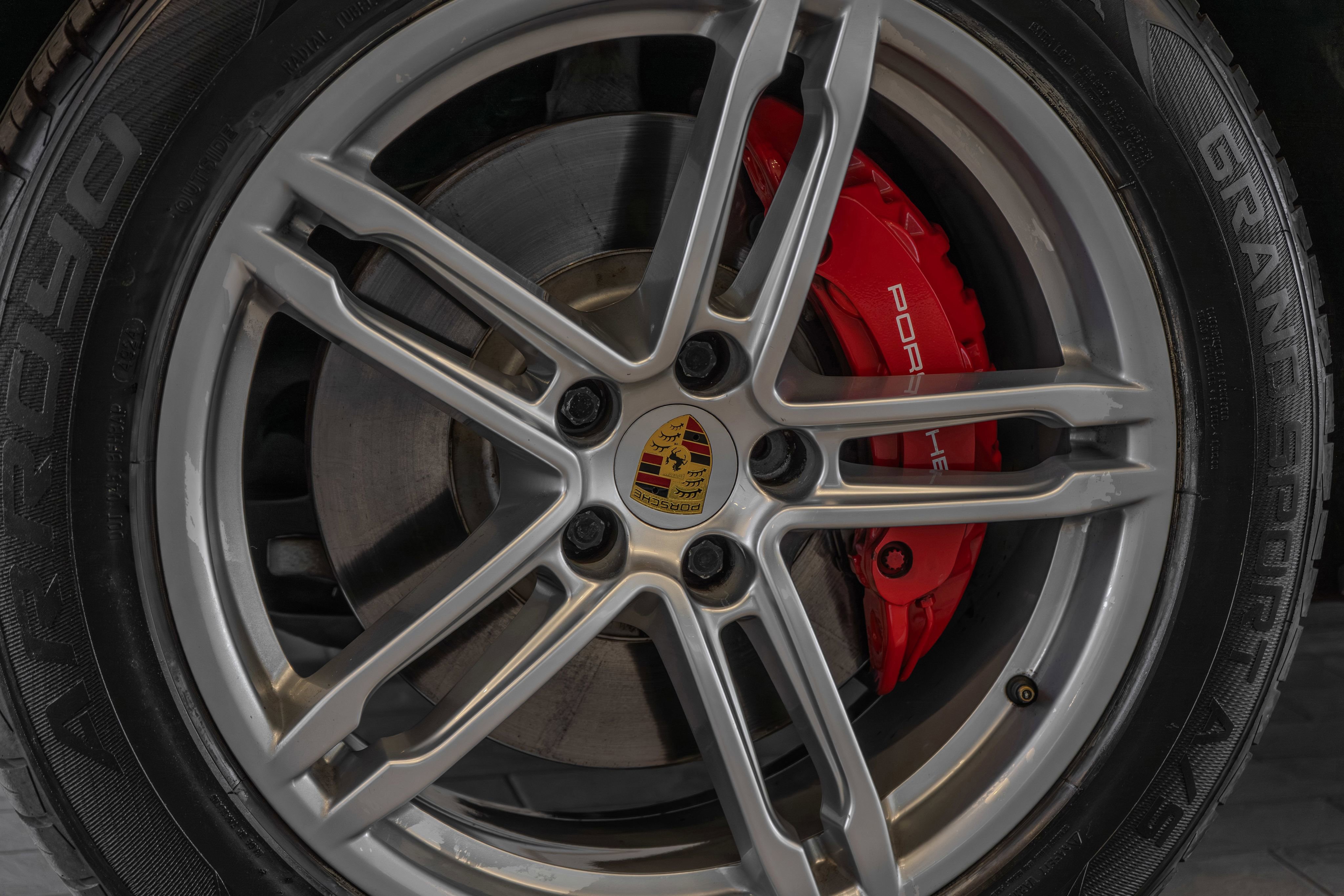 Used 2018 Porsche Macan Turbo w/ Premium Package Plus image 31