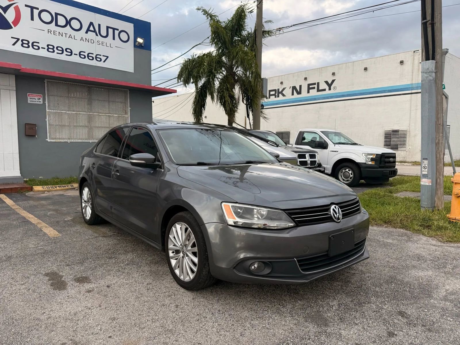 Used 2011 Volkswagen Jetta SEL image 1