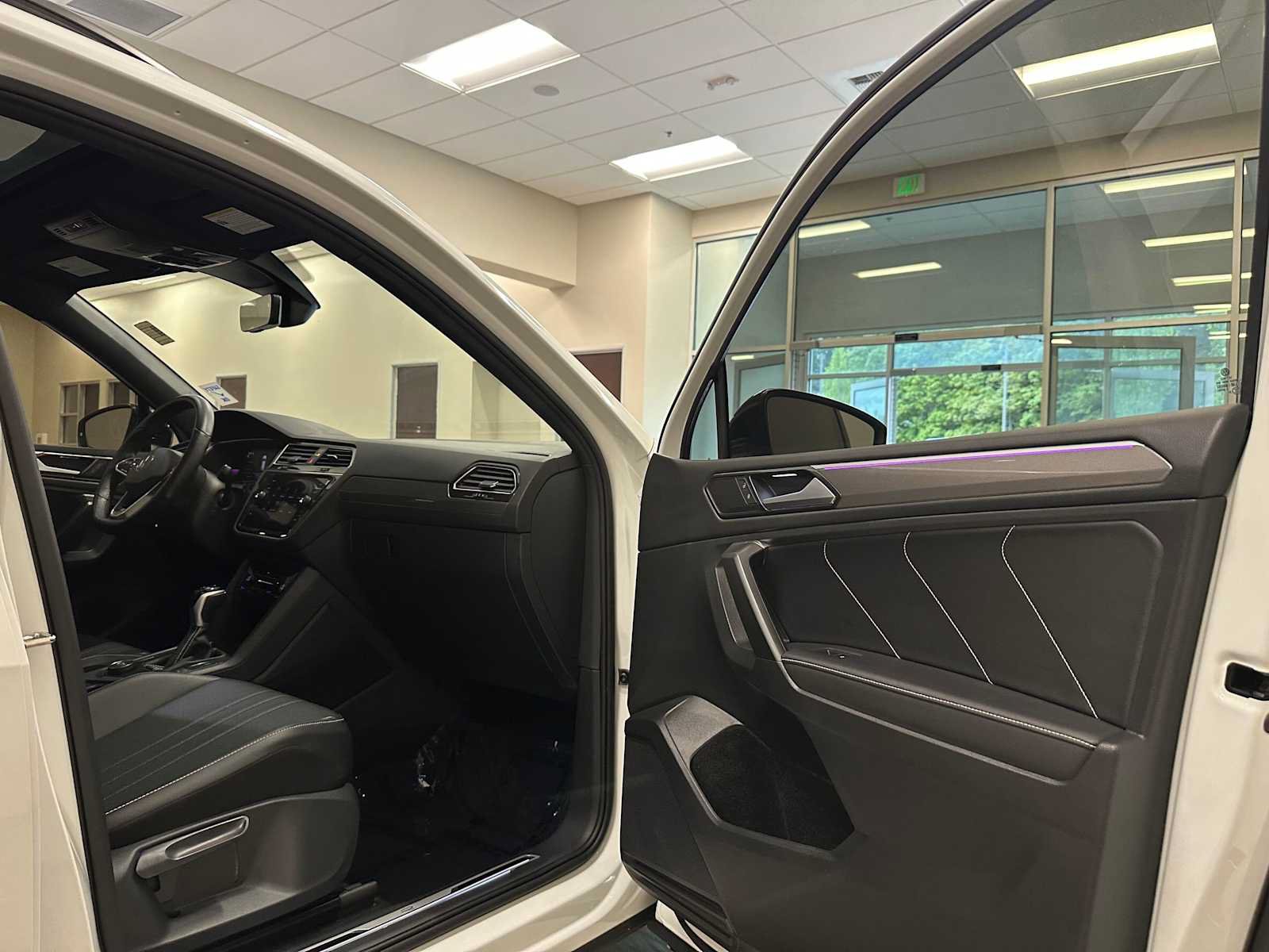 Used 2022 Volkswagen Tiguan SE R-Line AWD/4WD image 40