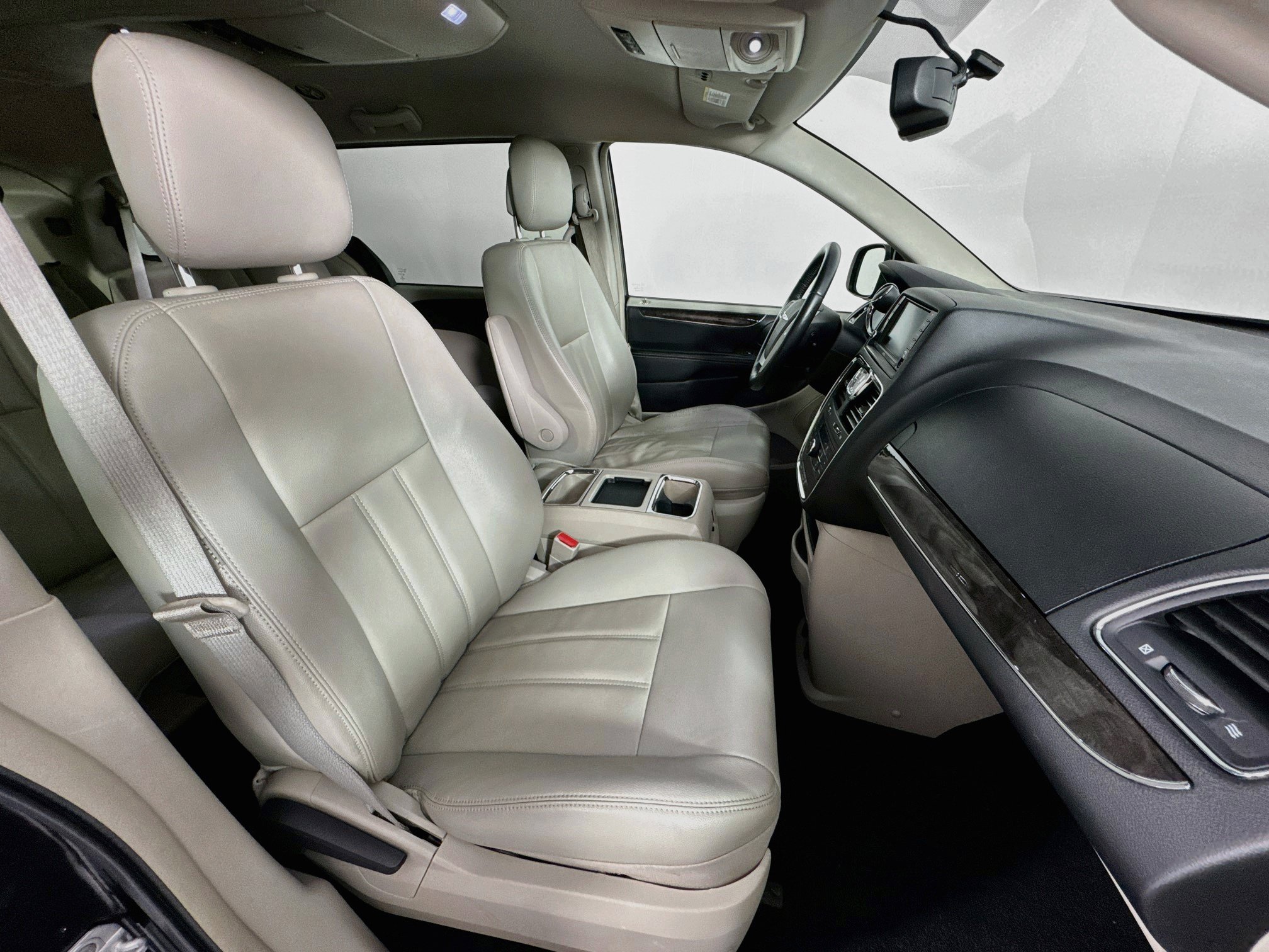 Used 2013 Chrysler Town & Country Touring FWD image 28