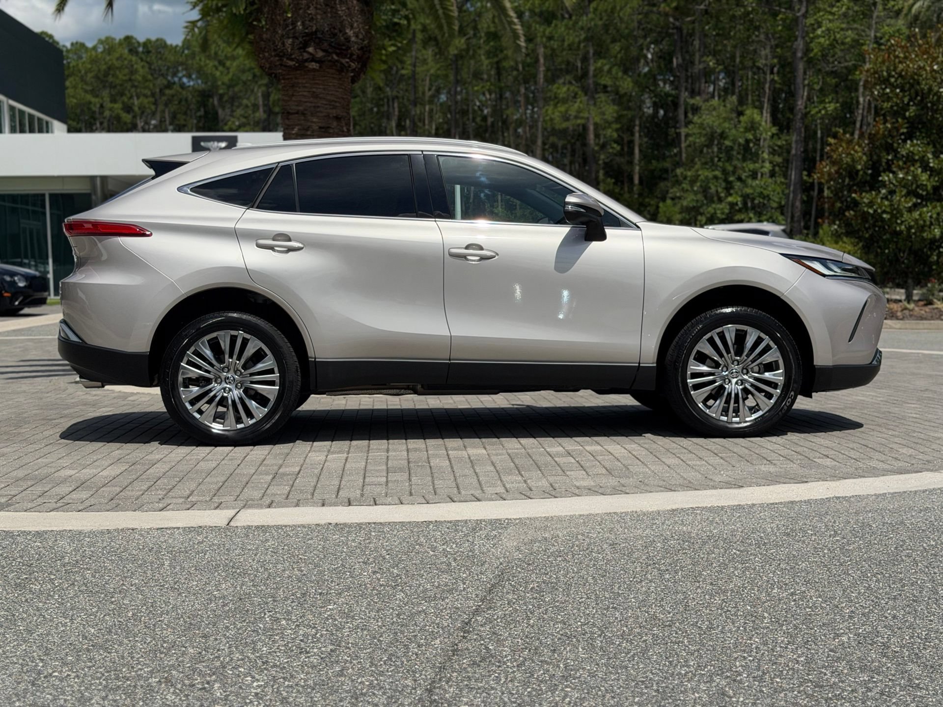 Used 2024 Toyota Venza XLE AWD/4WD image 5