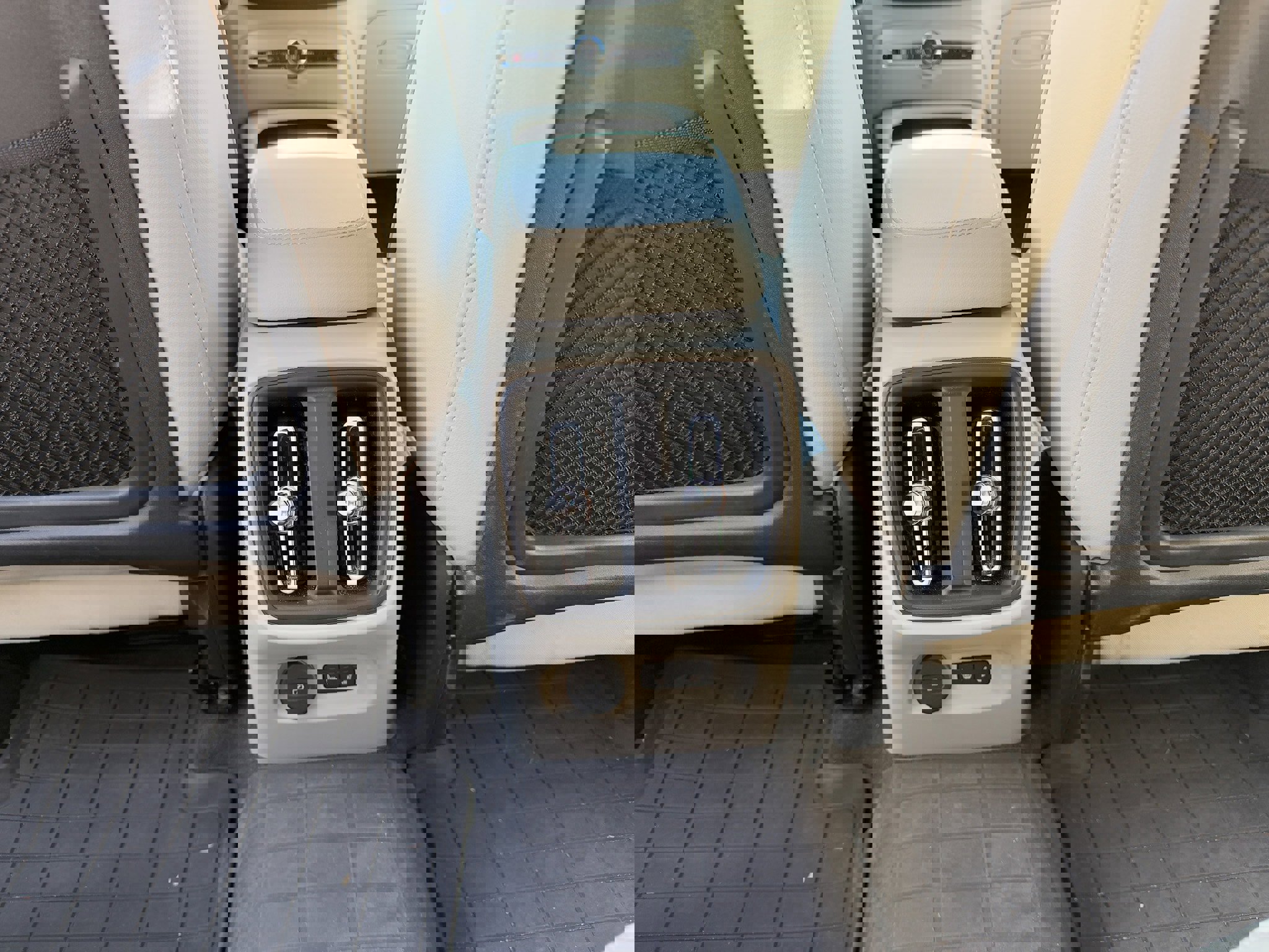 Certified 2023 Volvo XC40 B5 Plus w/ Climate Package image 31