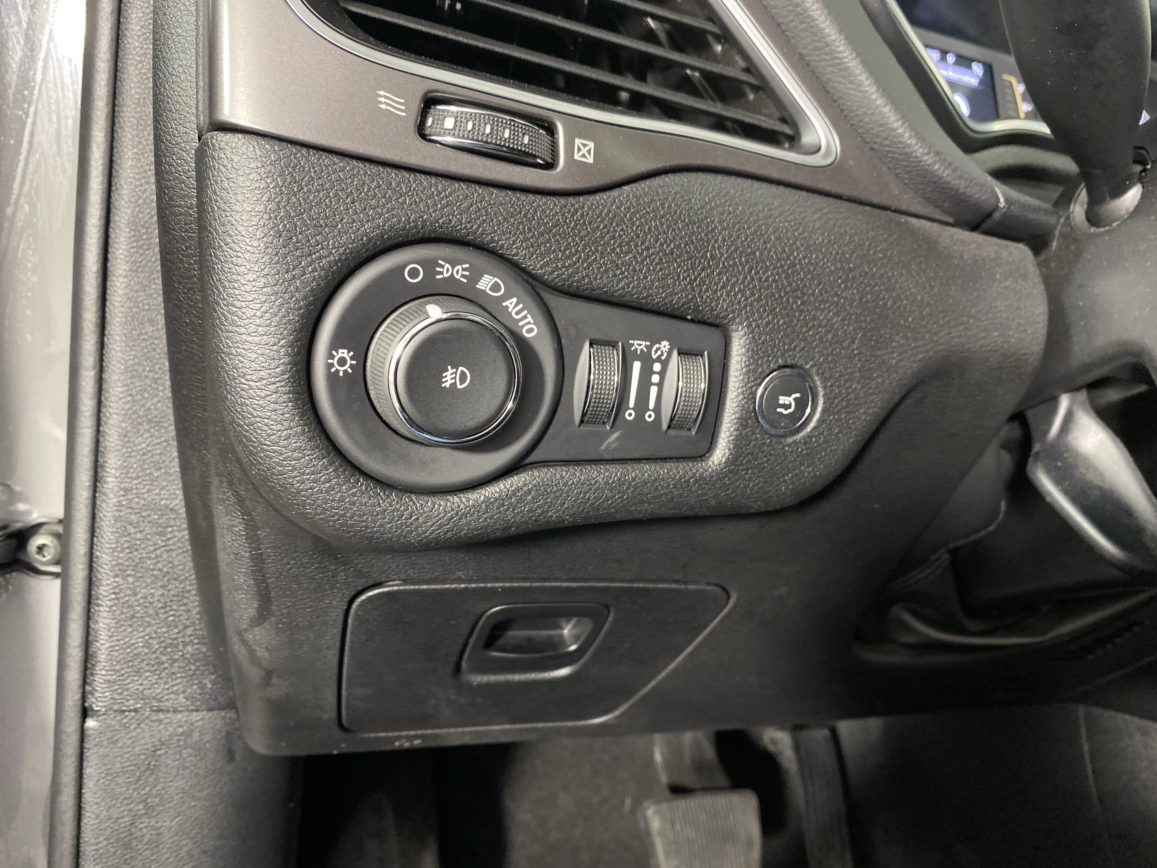 Used 2020 Jeep Cherokee Latitude Plus w/ Comfort/Convenience Group image 38