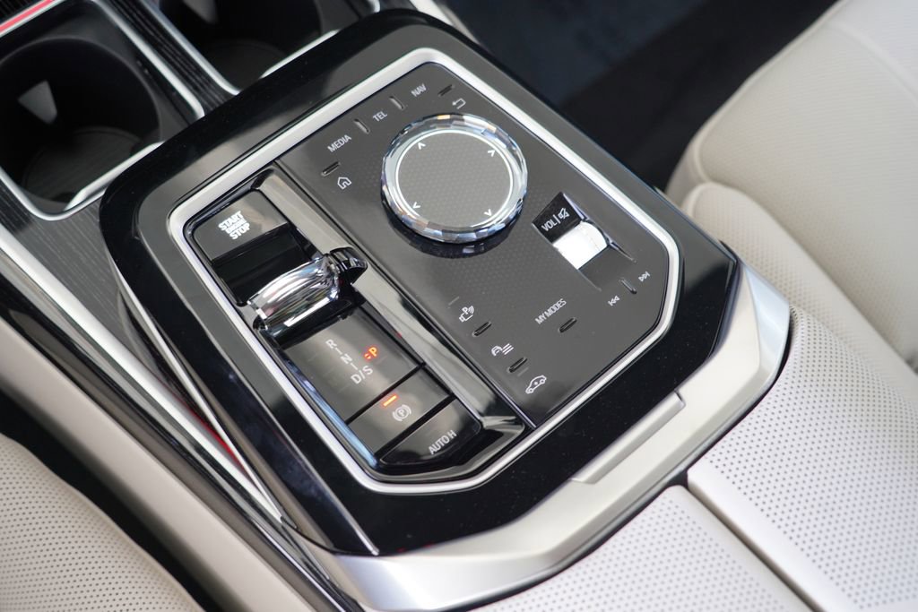 New 2026 BMW 740i w/ Luxury Rear Seating Package RWD image 18