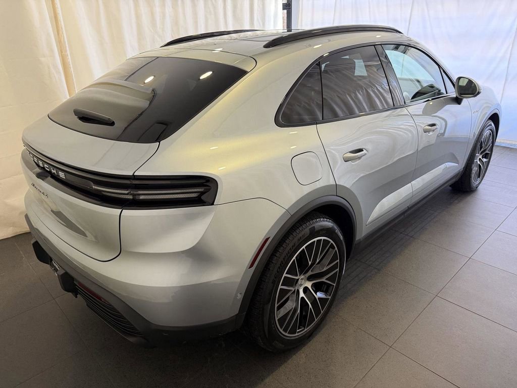 Certified 2025 Porsche Macan 4S Electric AWD/4WD image 9