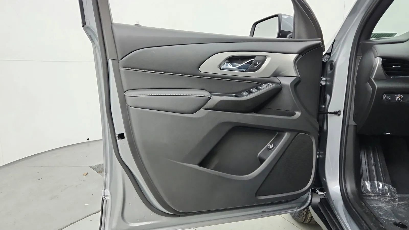 Used 2023 Chevrolet Traverse LT image 41