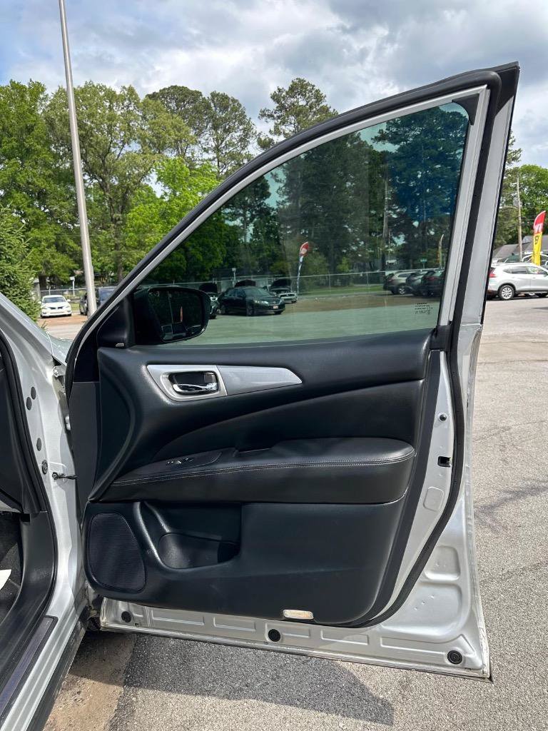 Used 2019 Nissan Pathfinder SL AWD/4WD image 16