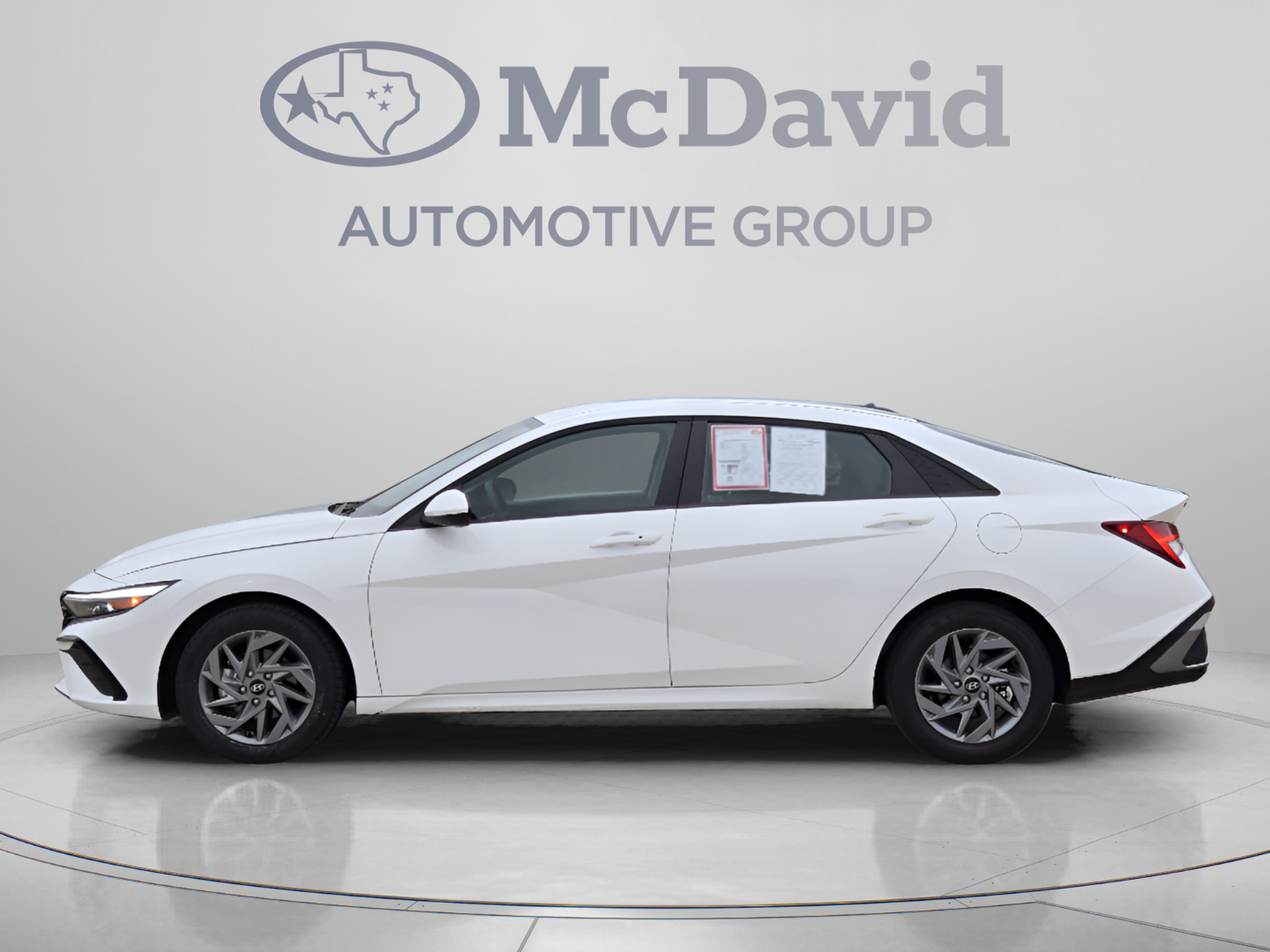 Used 2025 Hyundai Elantra Hybrid FWD image 2