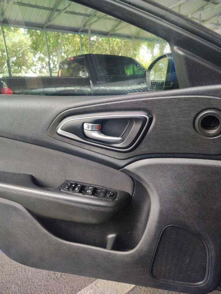 Used 2016 Chrysler 200 Limited FWD image 5