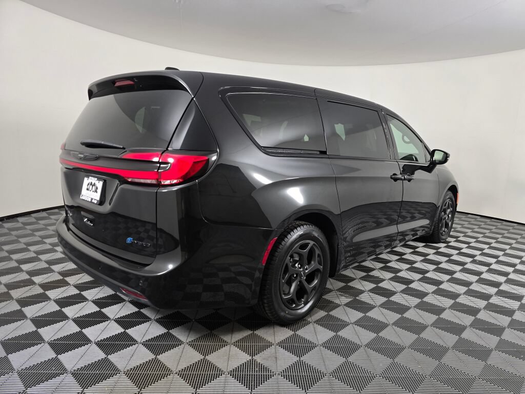 Used 2023 Chrysler Pacifica Limited w/ Uconnect Theater Family Group FWD image 3
