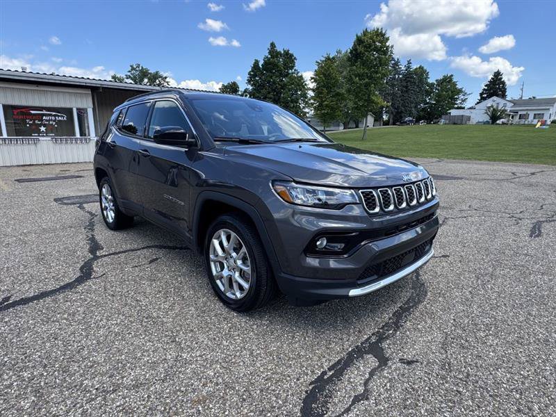 Used 2024 Jeep Compass Latitude AWD/4WD image 3