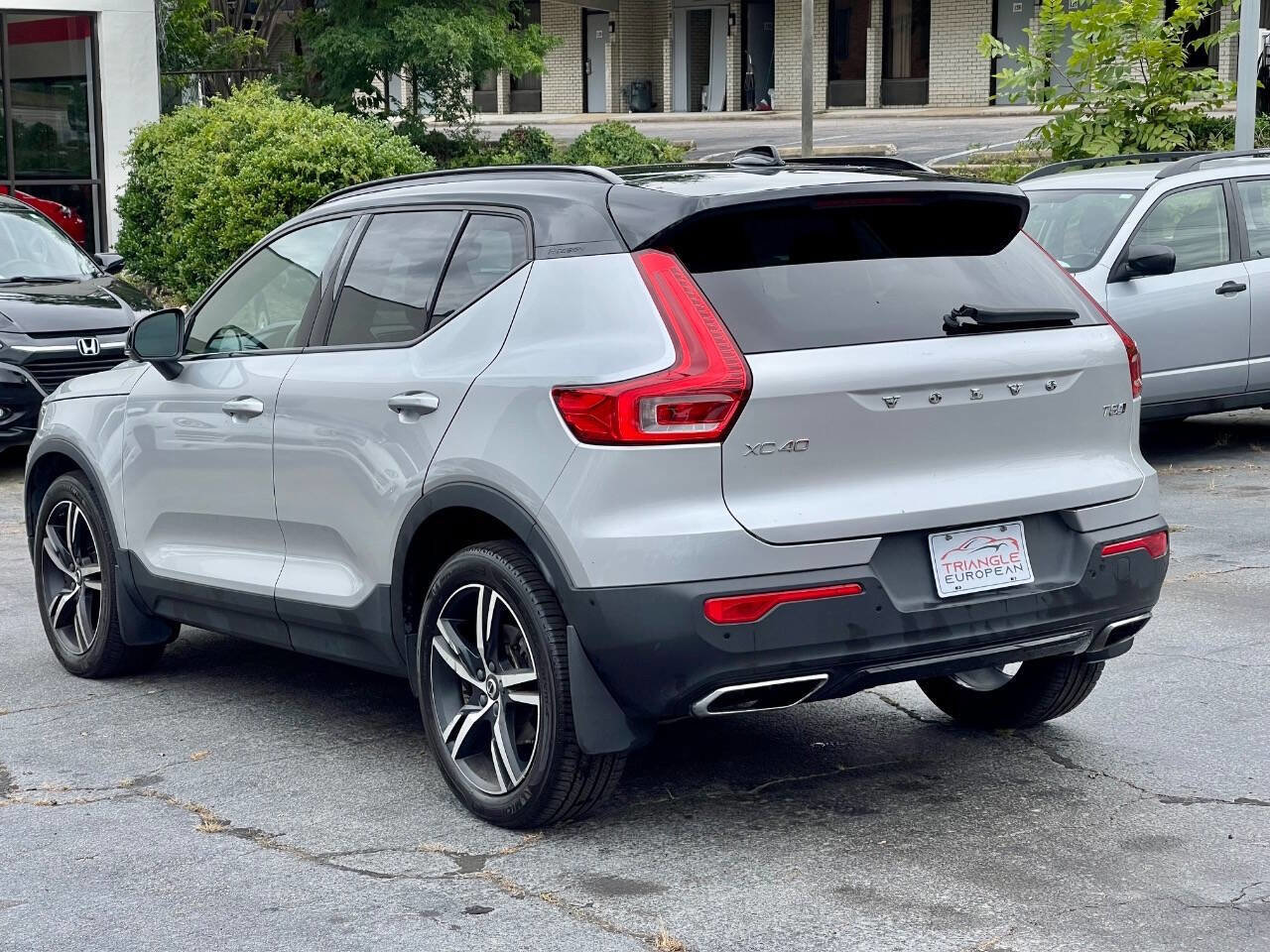 Used 2019 Volvo XC40 T5 R-Design image 2