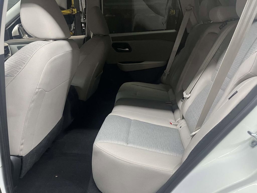 Used 2023 Nissan Rogue SV image 12