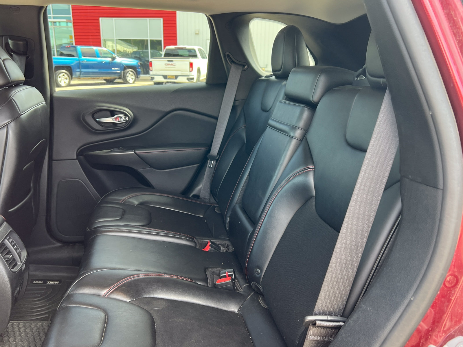 Used 2019 Jeep Cherokee Trailhawk AWD/4WD image 6