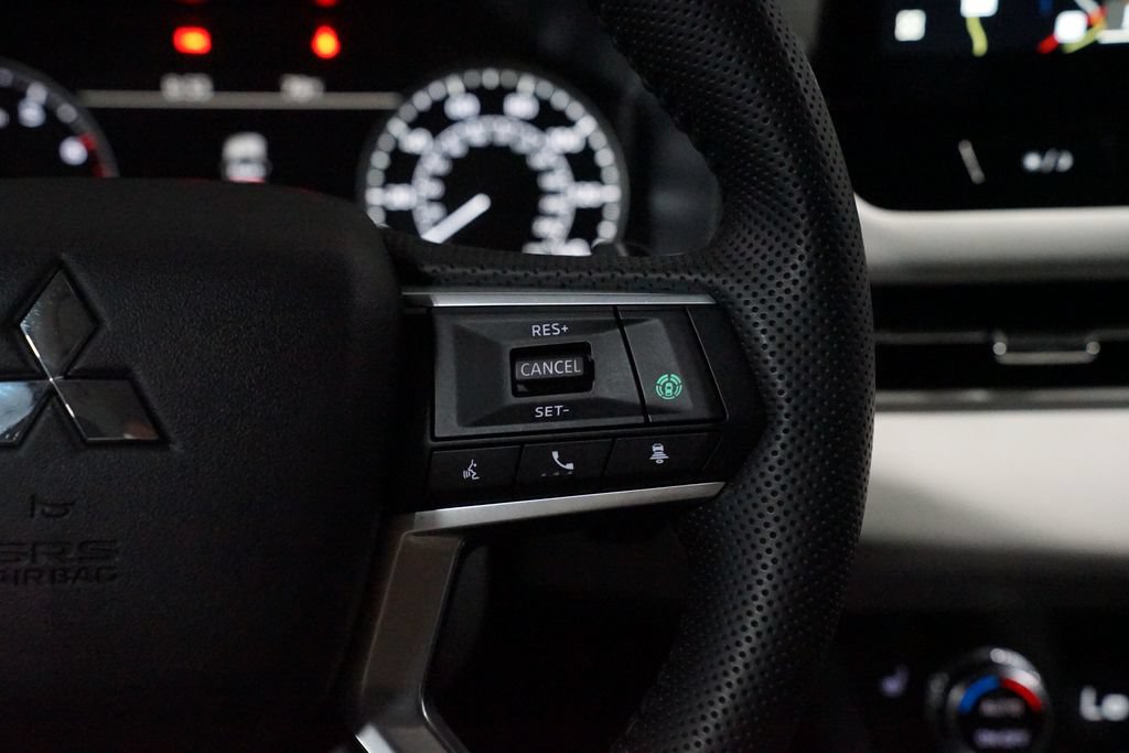 Used 2025 Mitsubishi Outlander SE AWD/4WD image 13