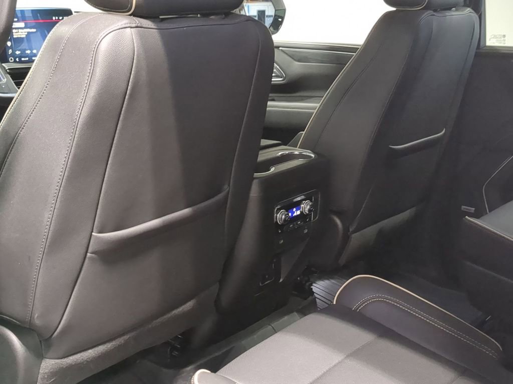 Used 2023 GMC Yukon SLT w/ SLT Premium Package image 18
