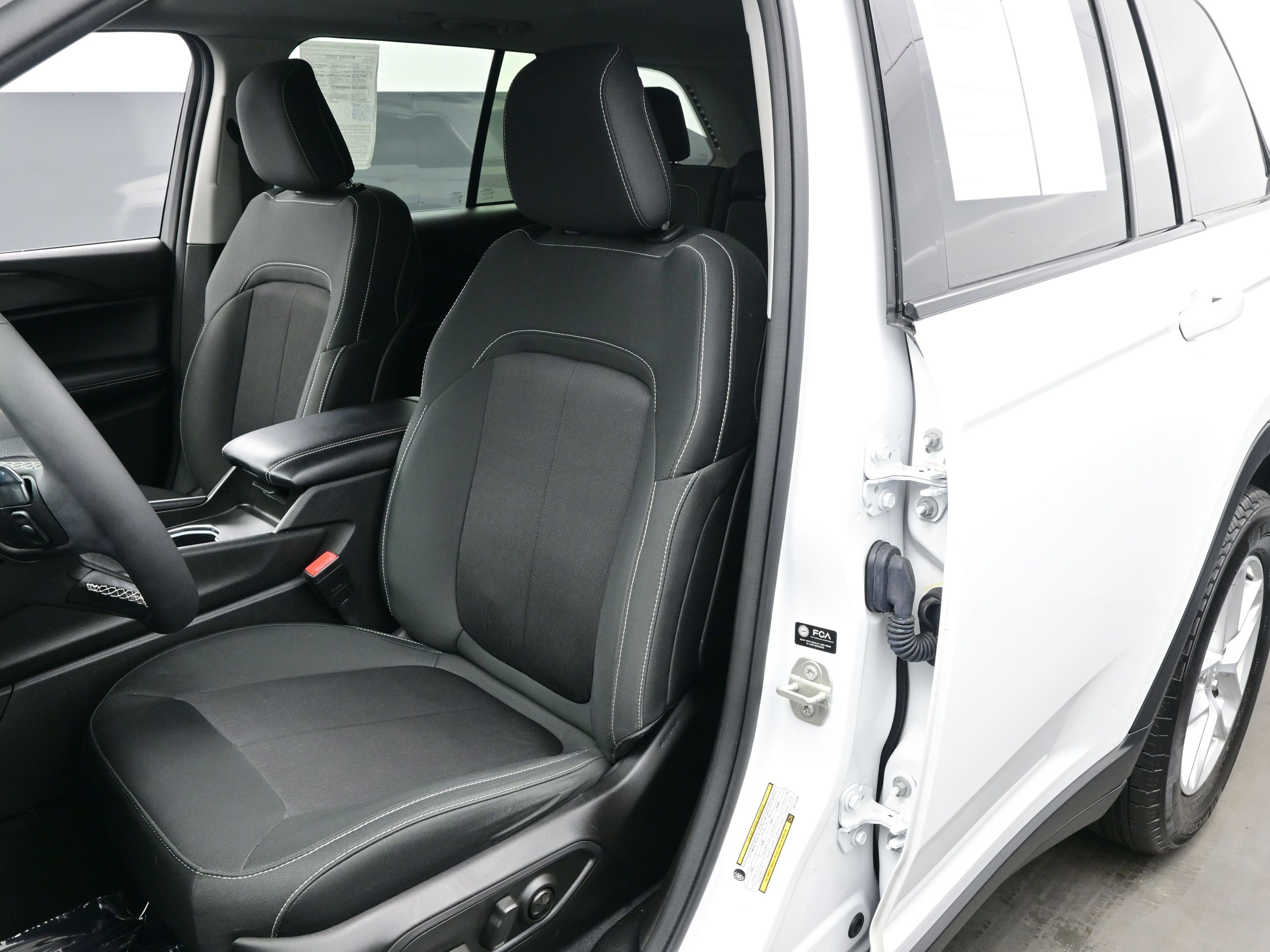 Used 2024 Jeep Grand Cherokee Laredo X image 13