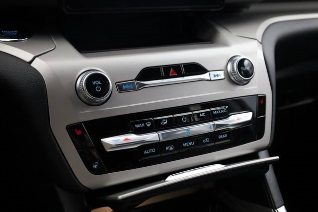 Used 2023 Ford Explorer XLT w/ Equipment Group 202A image 20