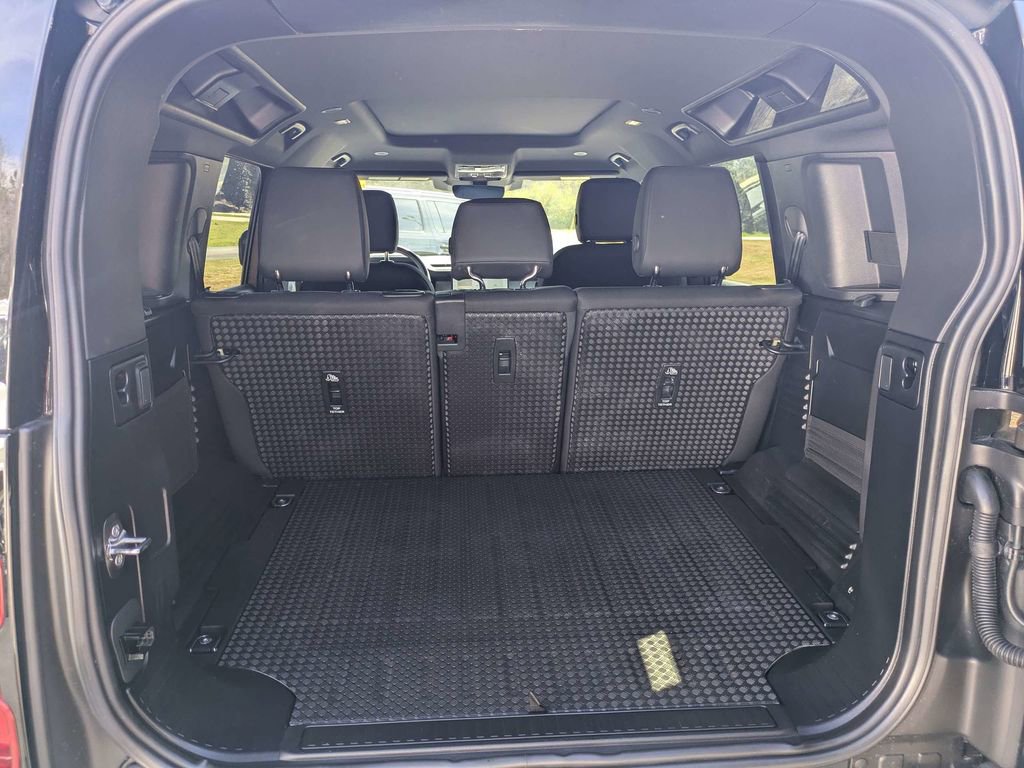 Used 2025 Land Rover Defender 110 S image 13
