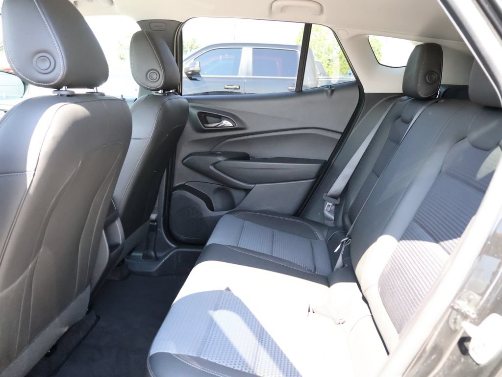 Used 2025 Chevrolet Trax LT FWD image 16