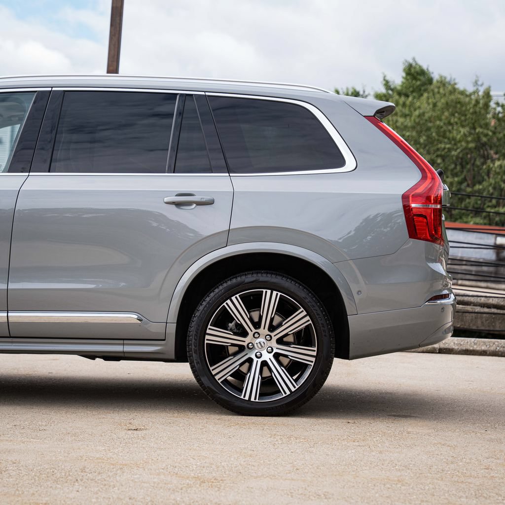 Certified 2025 Volvo XC90 T8 Plus w/ Protection Package Premier AWD/4WD image 4
