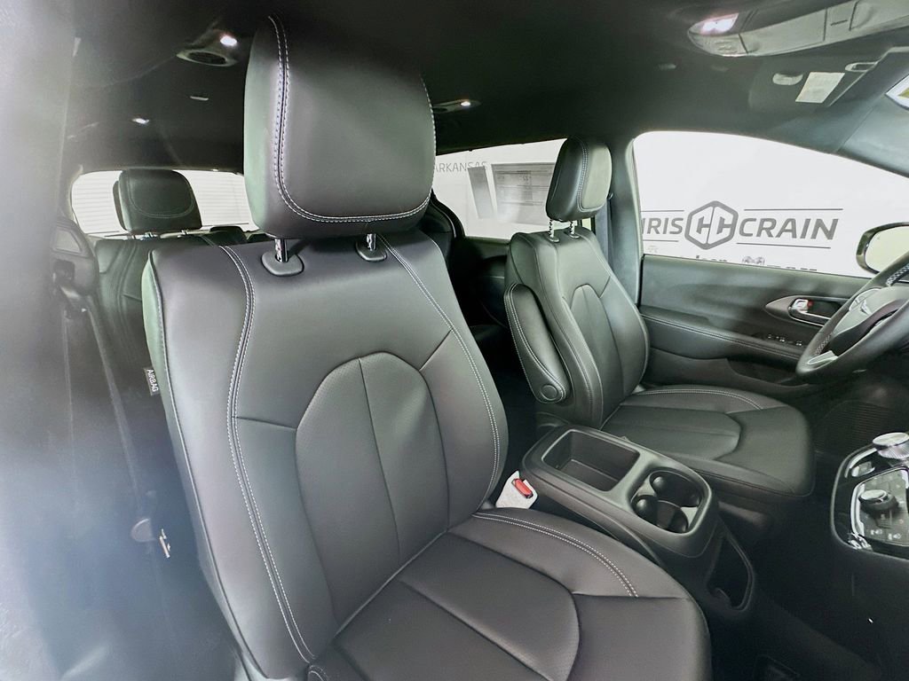 Used 2026 Chrysler Pacifica Select image 26