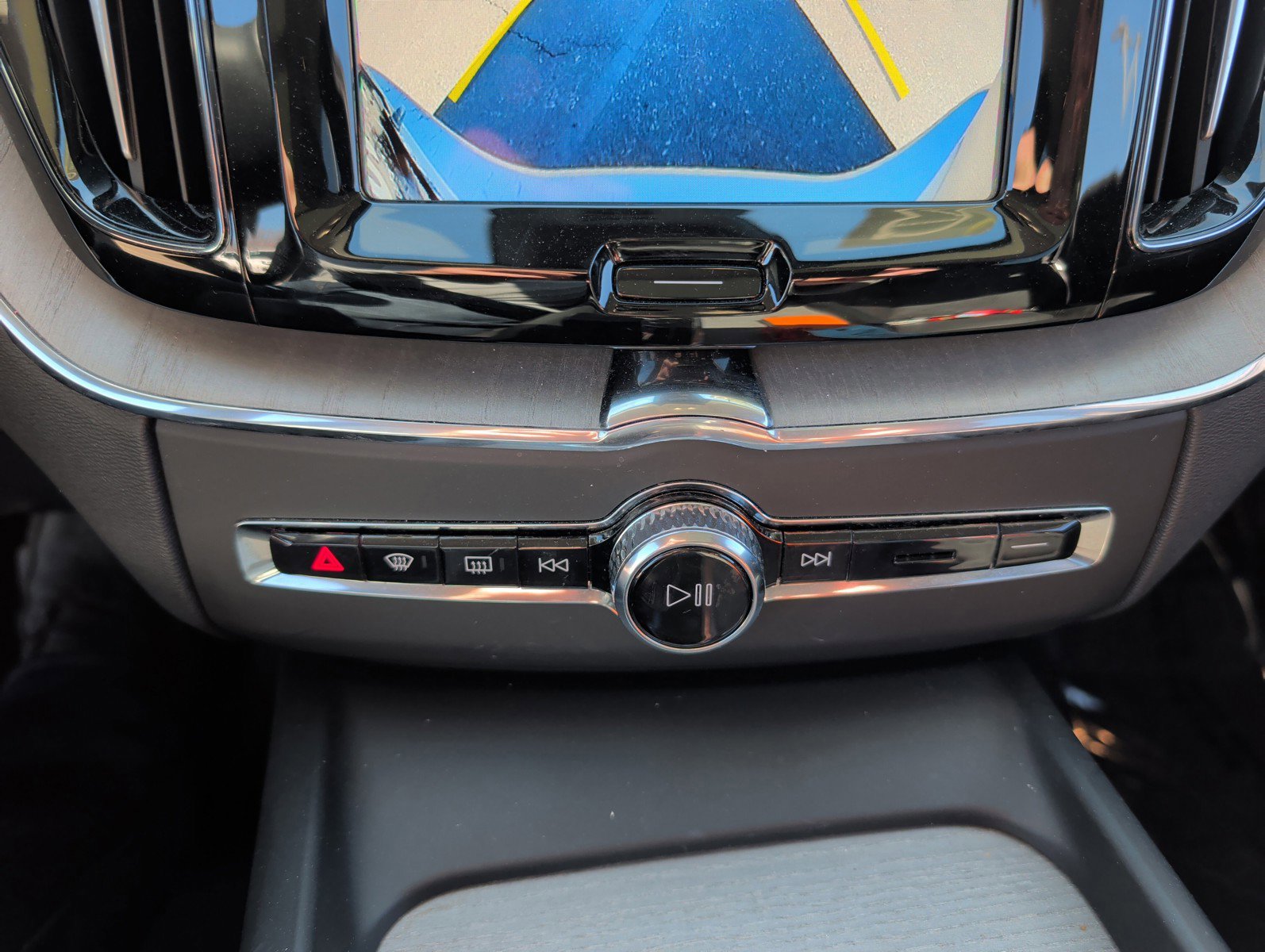 Certified 2025 Volvo XC60 B5 Plus image 20