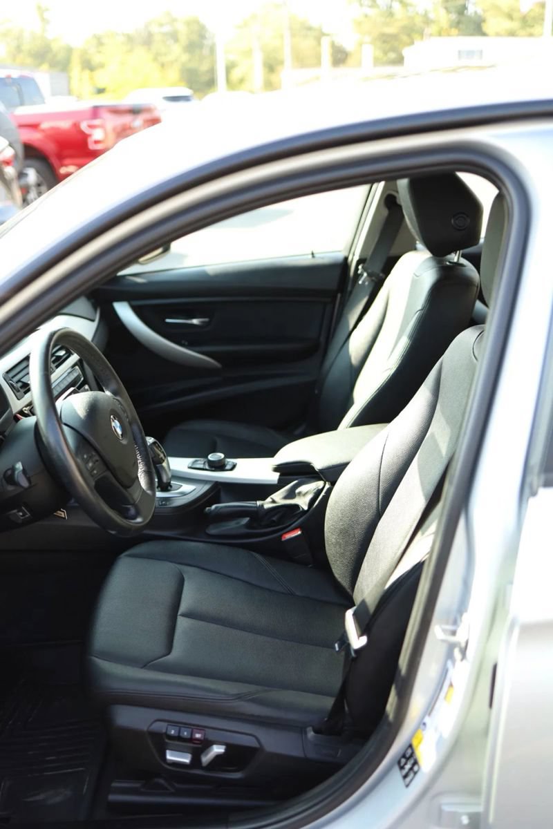 Used 2018 BMW 320i xDrive Sedan w/ Convenience Package AWD/4WD image 15