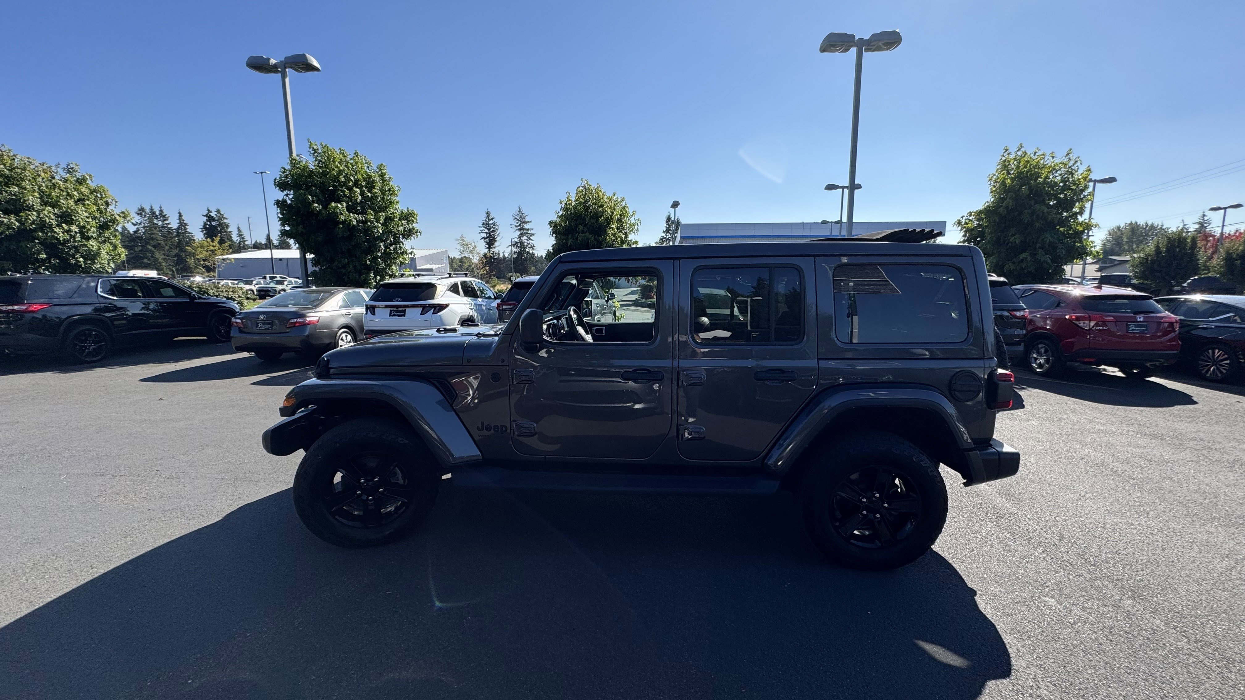 Used 2022 Jeep Wrangler Unlimited Sahara image 7