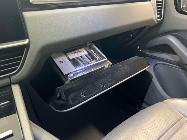 Used 2022 Porsche Cayenne Platinum Edition image 33