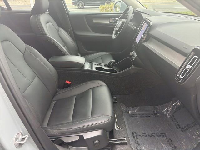Certified 2025 Volvo XC40 B5 Core image 17