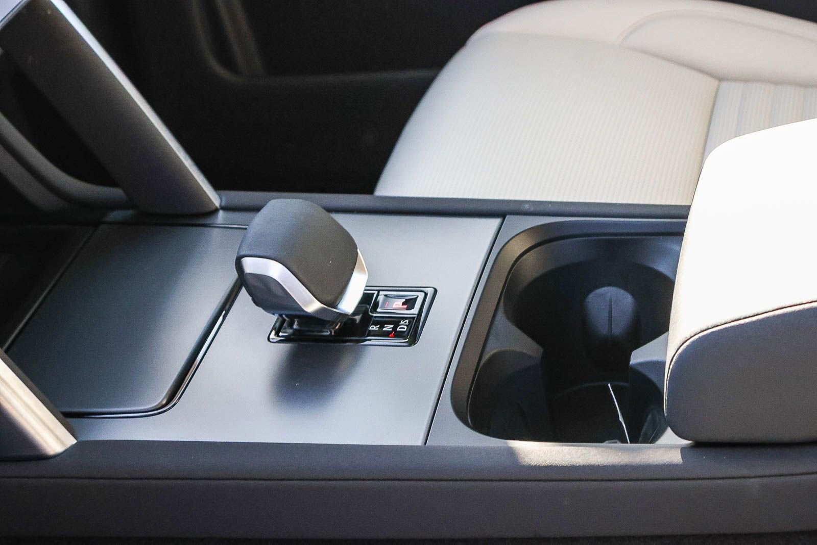 Used 2025 Land Rover Discovery Sport S image 31