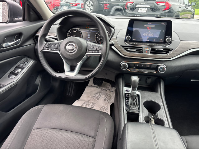 Used 2025 Nissan Altima 2.5 SV FWD image 11