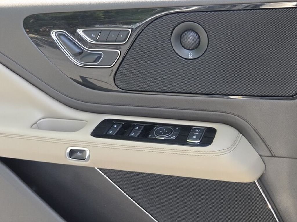 Used 2023 Lincoln Aviator Reserve w/ Equipment Group 201A AWD/4WD image 30