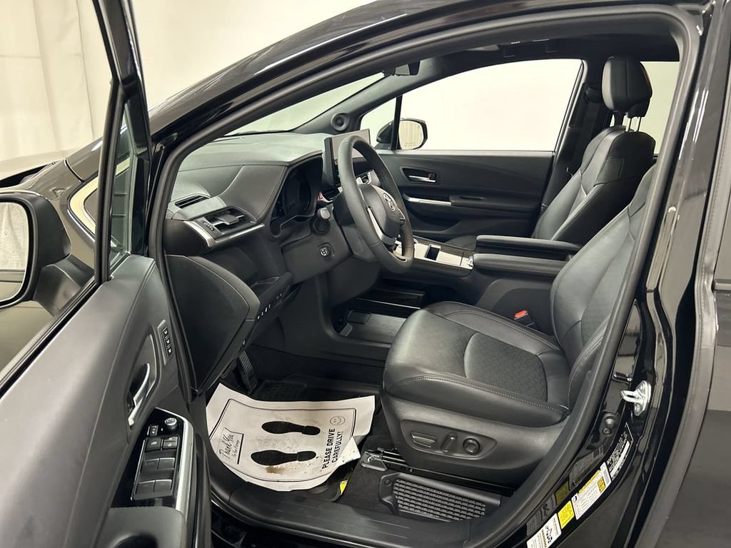 Used 2026 Toyota Sienna Platinum AWD/4WD image 9