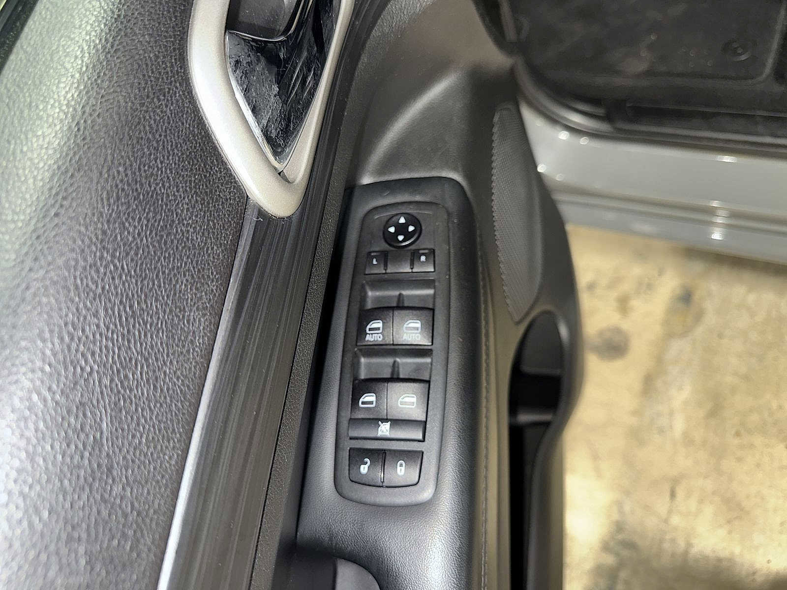 Used 2021 Jeep Grand Cherokee Laredo X image 23