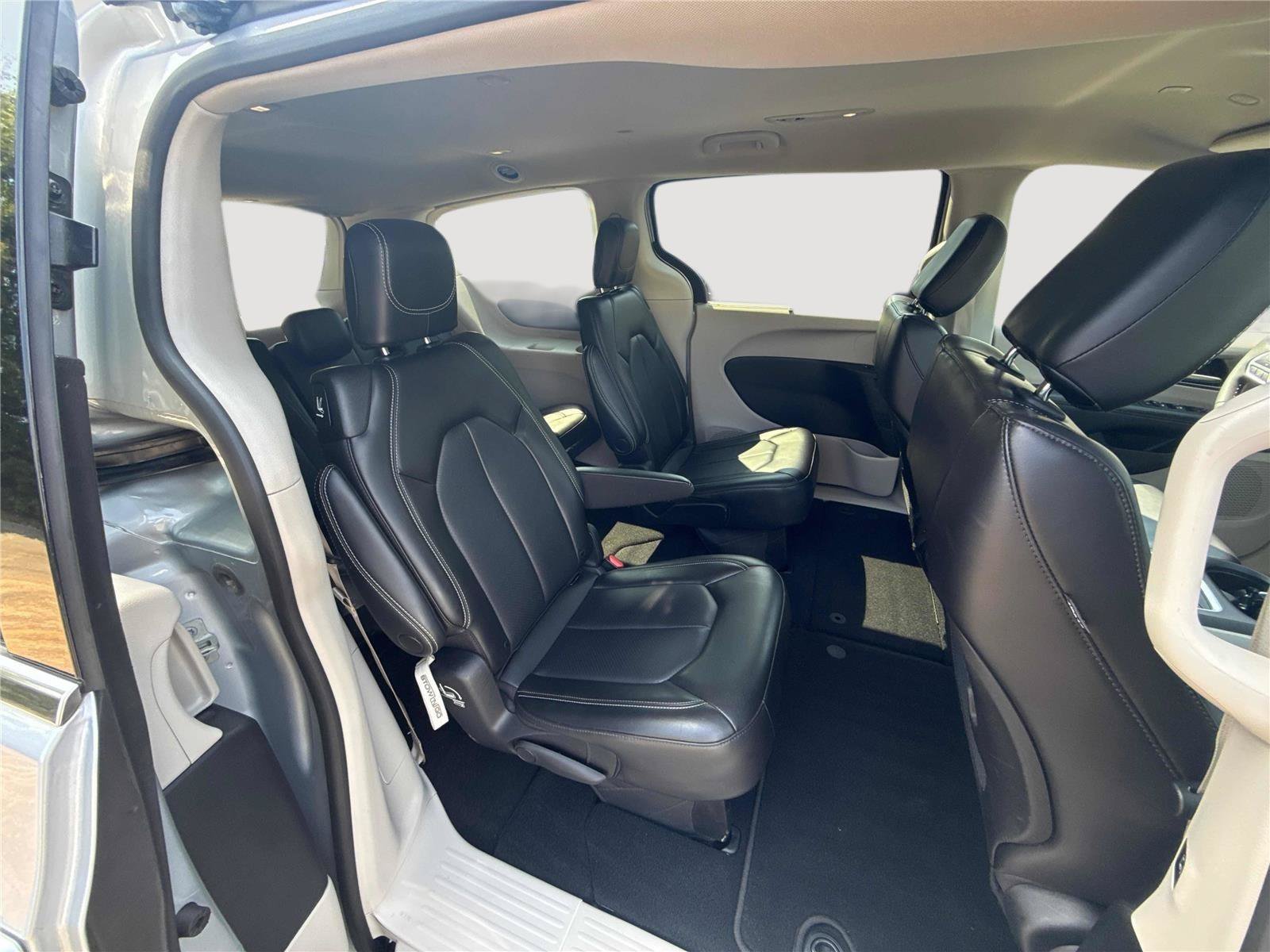 Used 2023 Chrysler Pacifica Touring-L FWD image 29