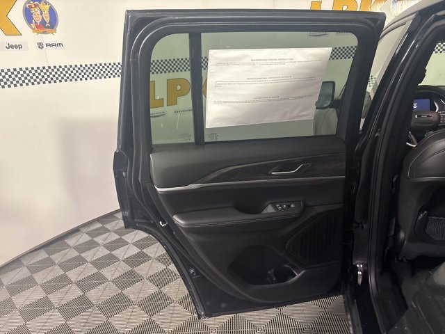 New 2025 Jeep Grand Cherokee Limited w/ Black Appearance Package image 17
