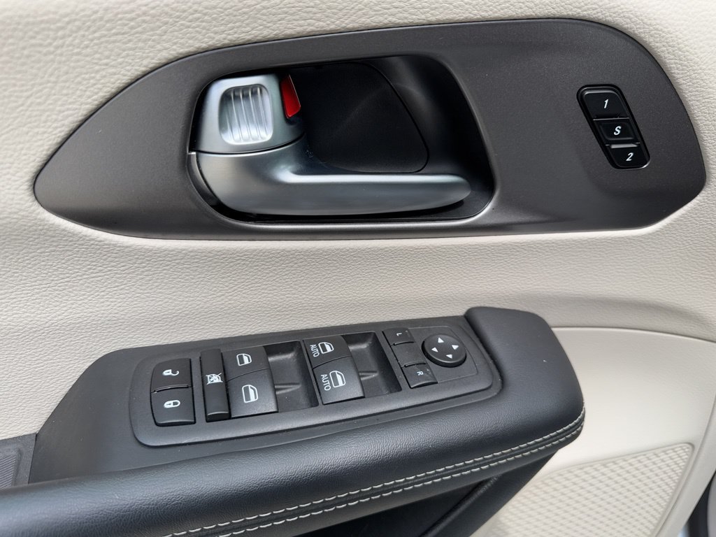Used 2023 Chrysler Pacifica Touring-L FWD image 22