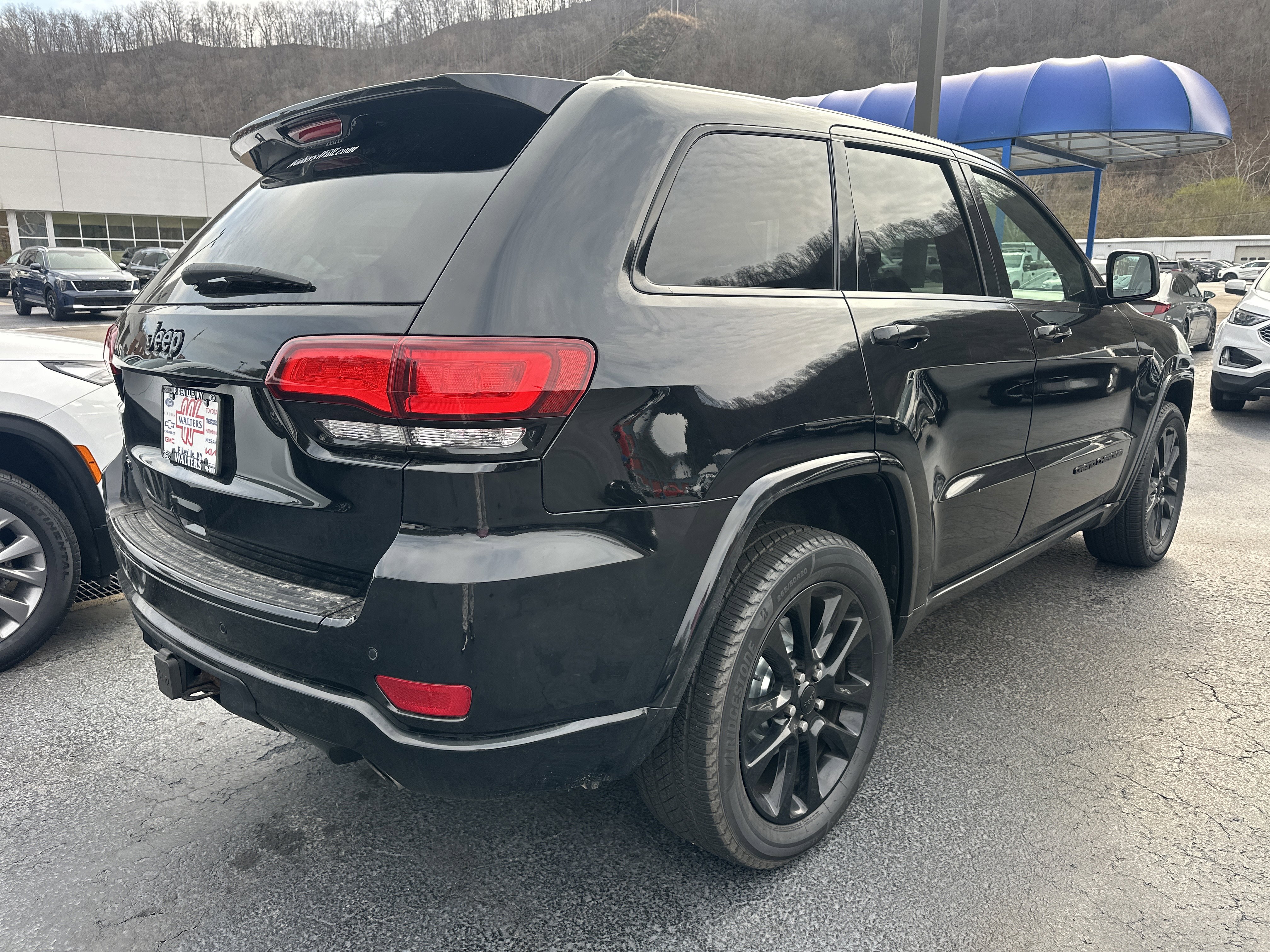 Used 2017 Jeep Grand Cherokee Altitude image 2
