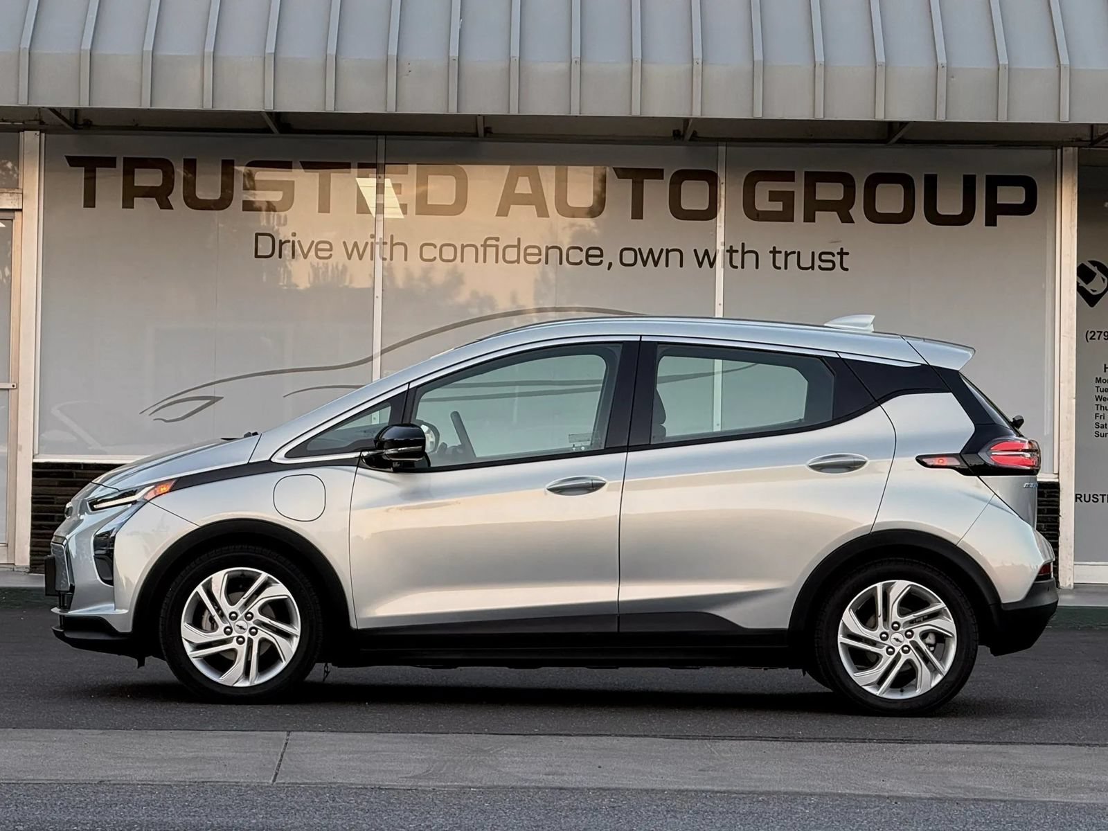 Used 2023 Chevrolet Bolt LT w/ Driver Confidence Package FWD image 6